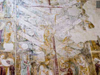 Al centro, seppur molto sbiadito, si staglia imponente il Cristo sulla croce, dal quale dipartono dodici rami accompagnati da scritte ormai quasi illeggibili. Ai piedi del Messia vi sono la Vergine e San Giovanni, con al centro San Pietro e Paolo racchiusi in due grandi foglie